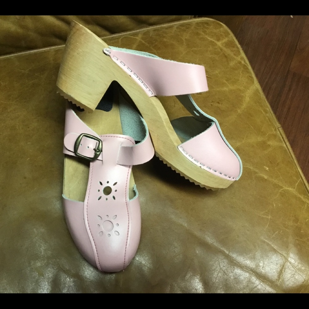 New listing CAPE clogs size 8/1/2. Unique leather